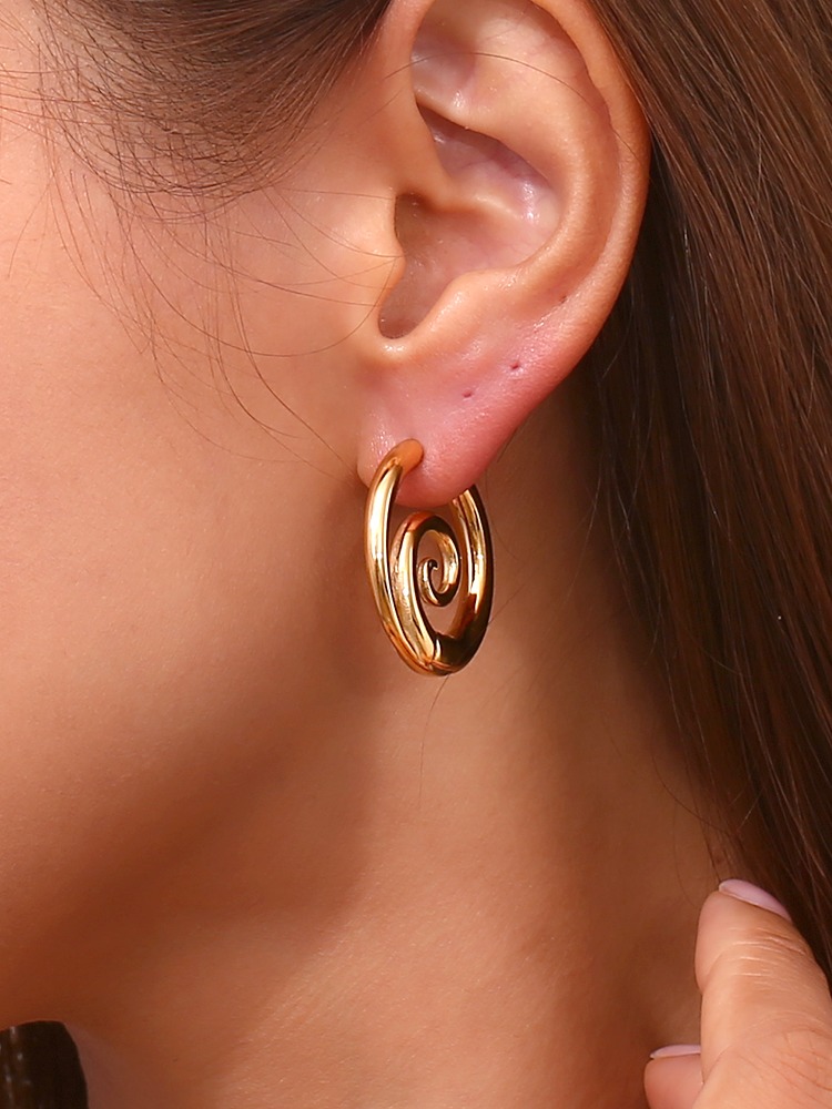 Pendientes Nautilus de acero inoxidable dorado puestos